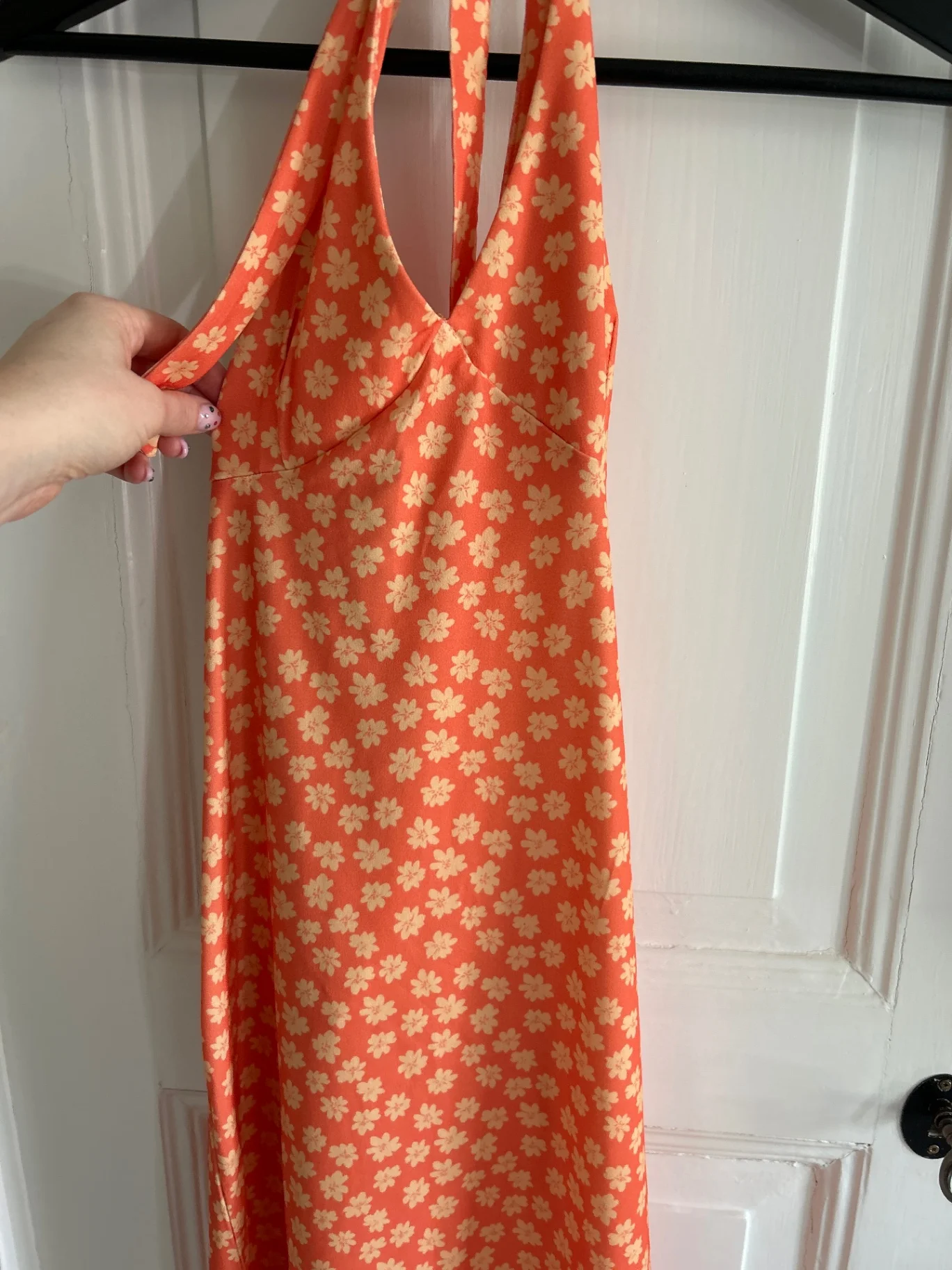 Orange blommig klänning